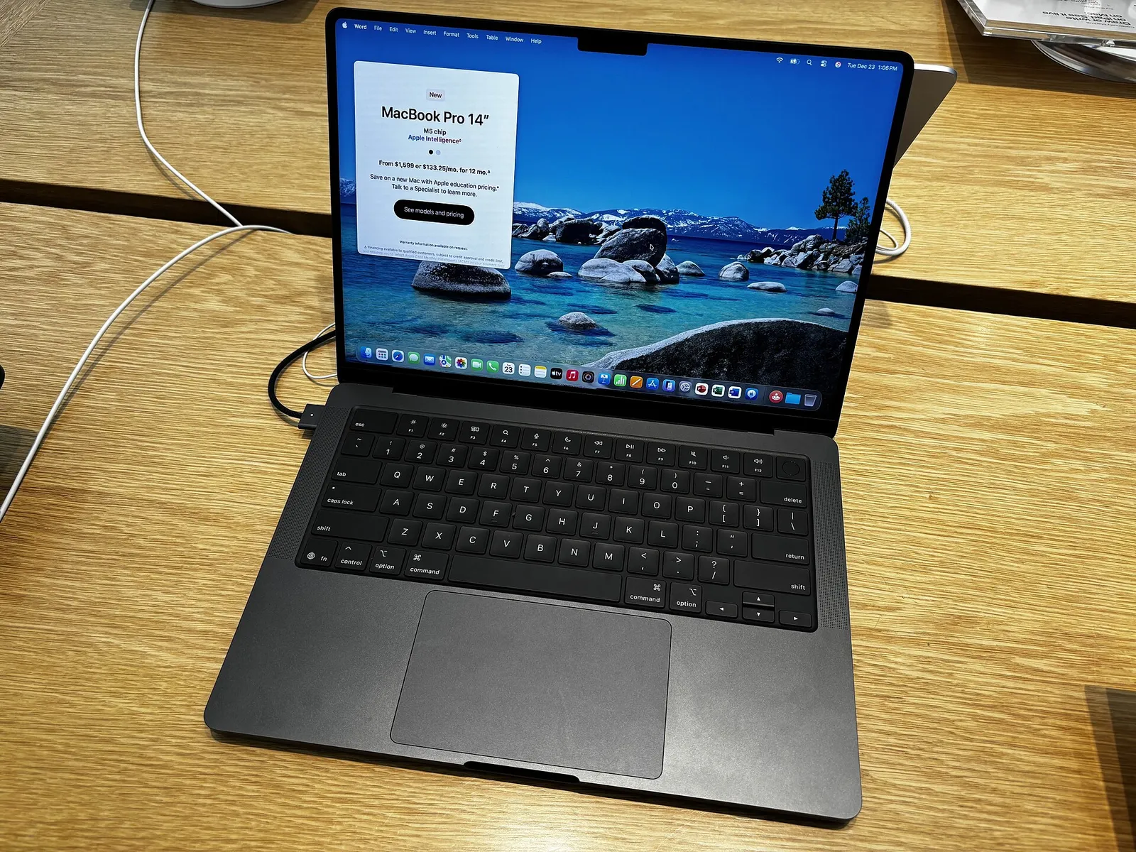 MacBook Pro de 14 pulgadas con chip M5, abierto sobre una mesa; la foto muestra el equipo M5, no las especificaciones del M5 Max.