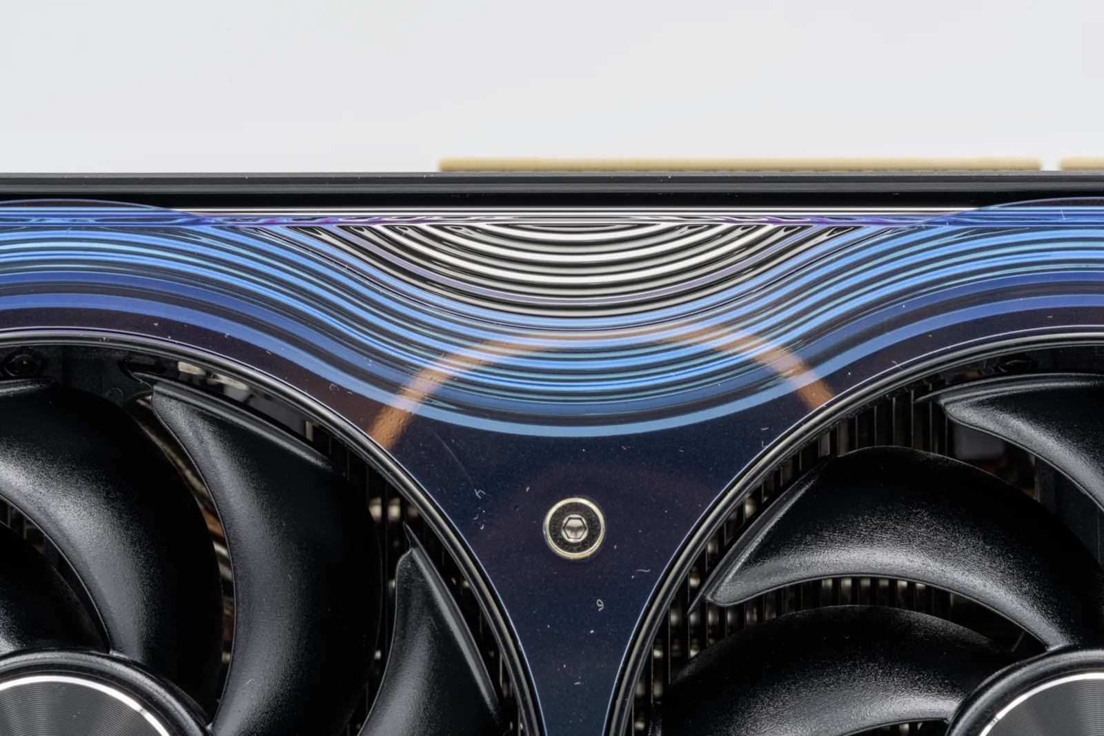 Acercamiento de una Palit GeForce RTX 5090 GameRock: carcasa ondulada y ventiladores de la tarjeta gráfica.
