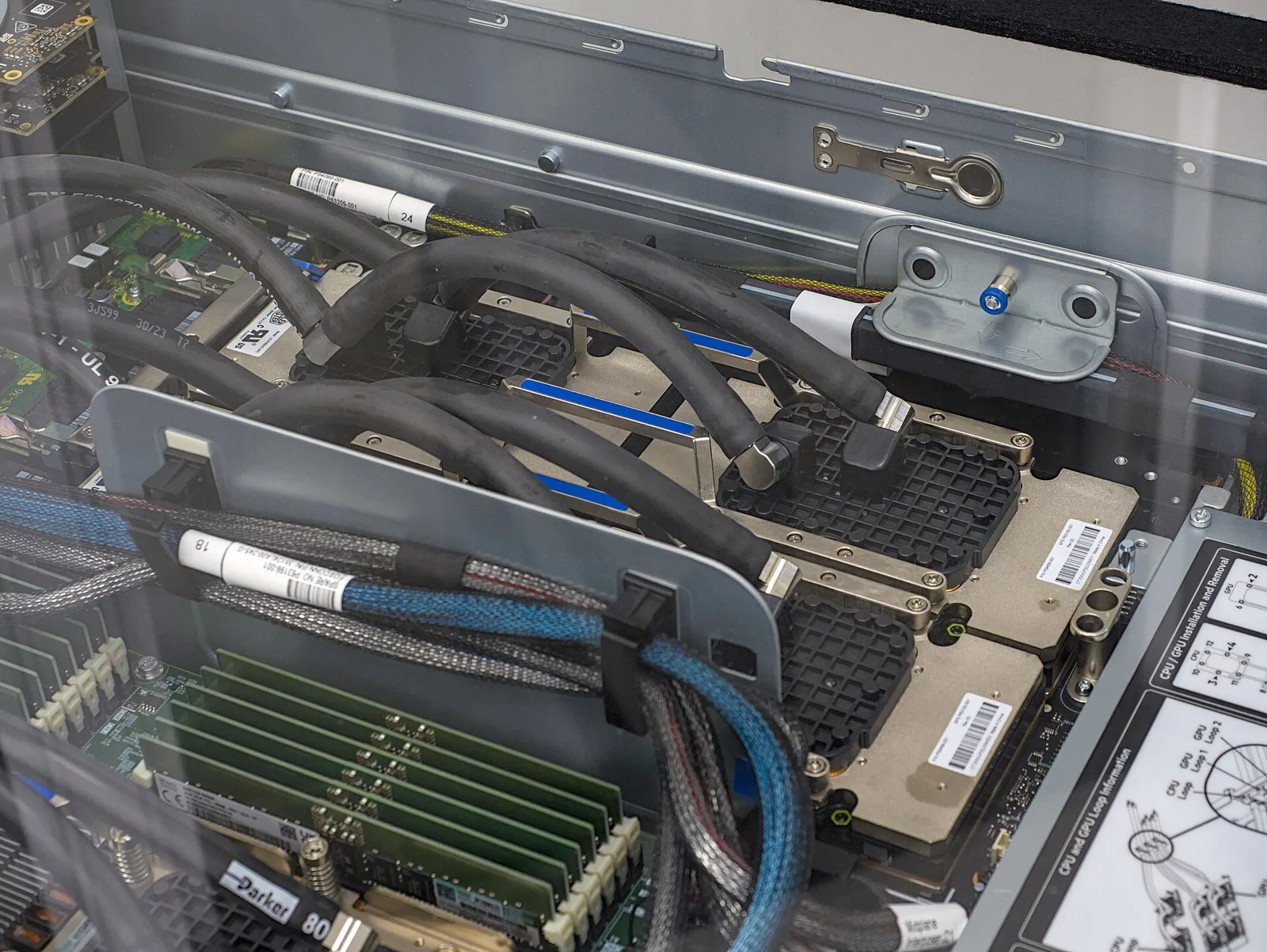 Interior de un nodo de TSUBAME 4.0 con cuatro GPU NVIDIA H100, tuberías de refrigeración y módulos de memoria.